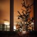 Jak udekorować okno na święta – ozdoby świąteczne na okno